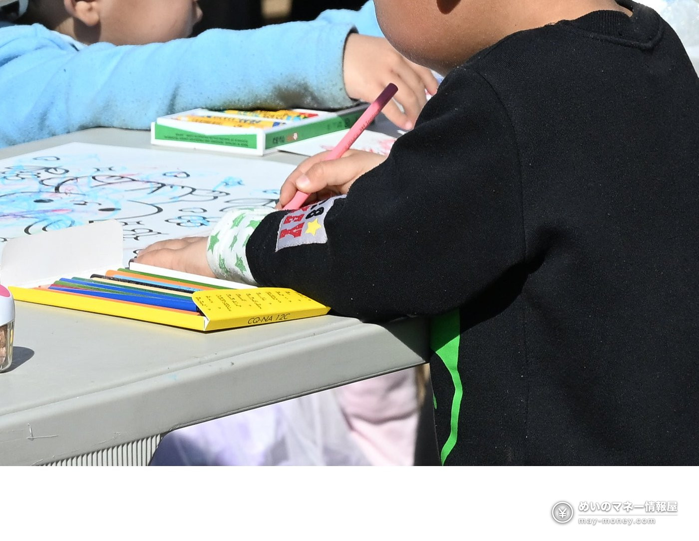 KIDS FES in さいたま攻略|10/24・25坂户市千代田公园免费入场,6项亲子手工费用・集章抽奖整理 2 小朋友拿着彩色铅笔在桌上画画