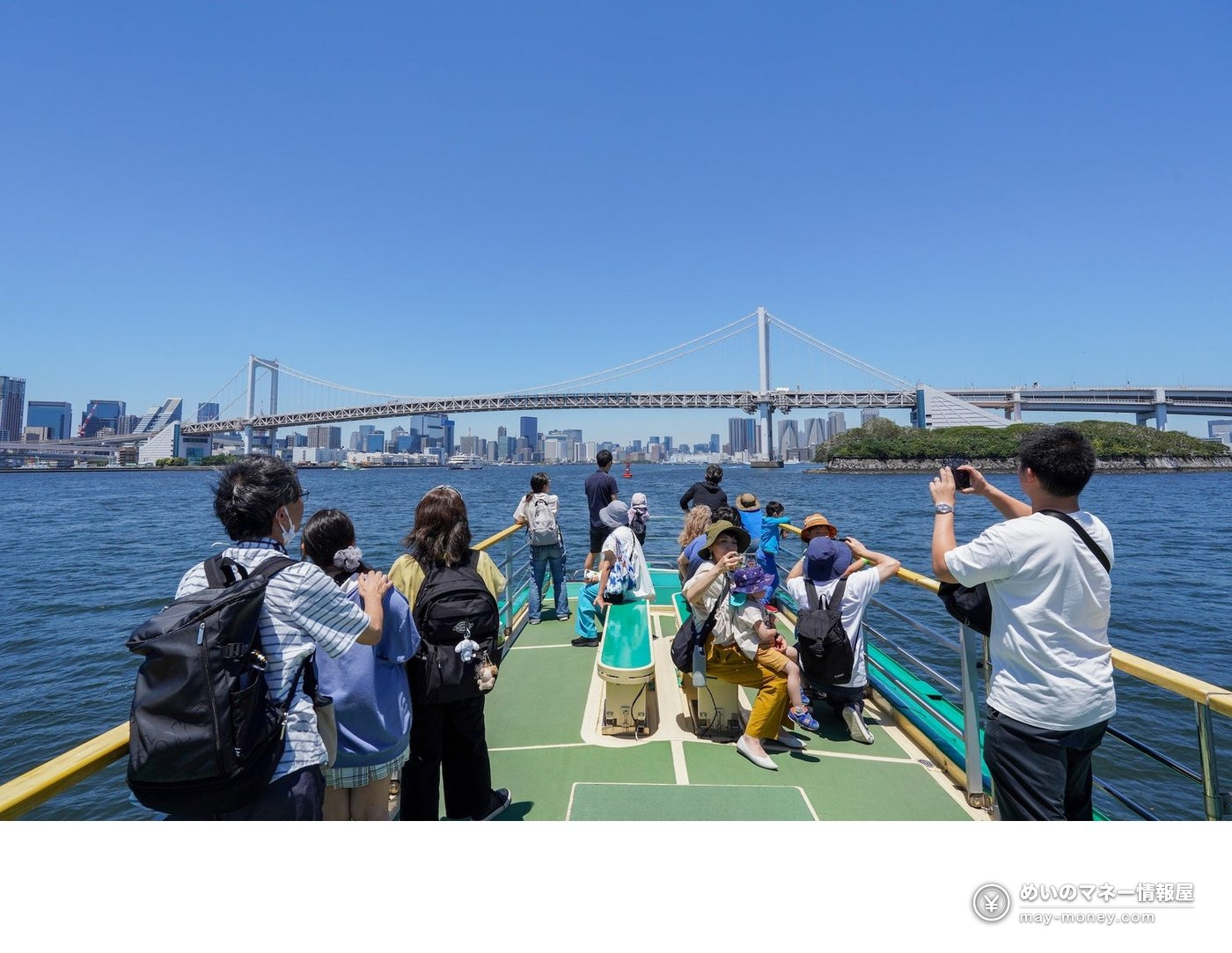 天王洲キャナルフェス2026秋冬|入場無料の3日間、はたらくくるま展・こども大学・クルーズの時間と料金 5 晴れた海の上、船の甲板からレインボーブリッジと街並みを眺める乗客
