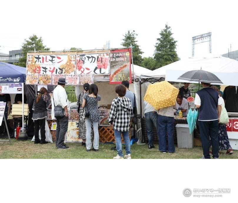 ホルモン焼きそばや厚切りタン串の屋台に並ぶ来場者