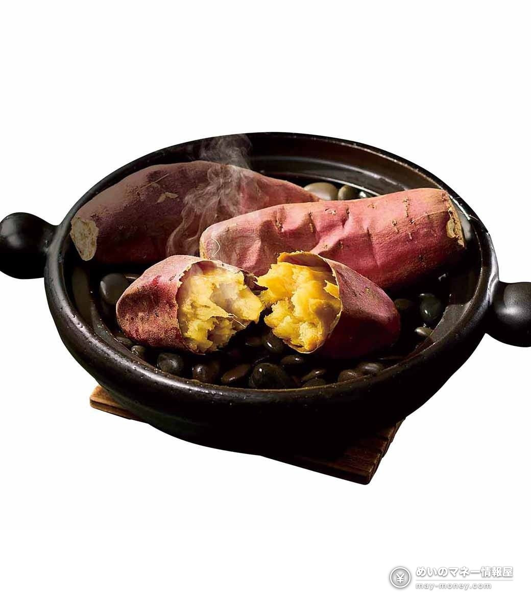 Imohaku at Sogo Yokohama: 31 Sweet Potato Shops, Prices and Dates 2 Steaming roasted sweet potatoes in a black clay pot, one split to show yellow flesh