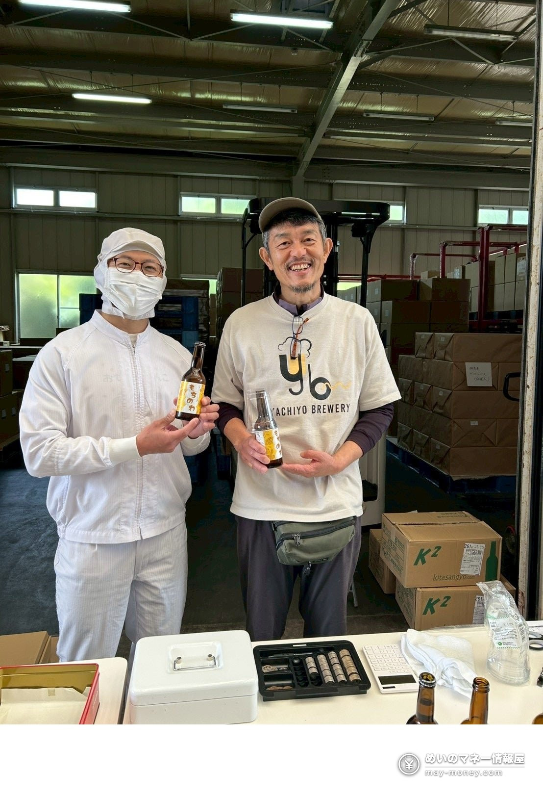 東あられ「新米おかきフェア」10/17八千代工場で揚げたて販売 4 YACHIYO BREWERYのTシャツを着た男性たちとビール瓶