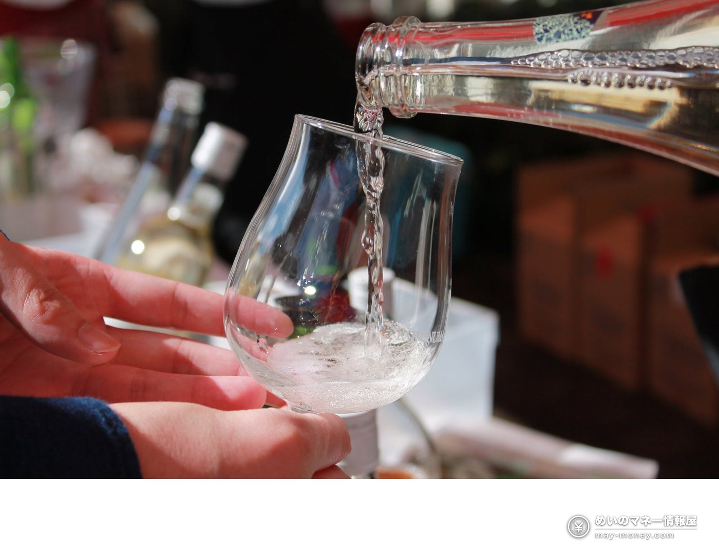Katsunuma New Wine Festival on Nov 3: Tasting Pass, Times and Tips 2 A hand pouring clear wine from a bottle into a glass