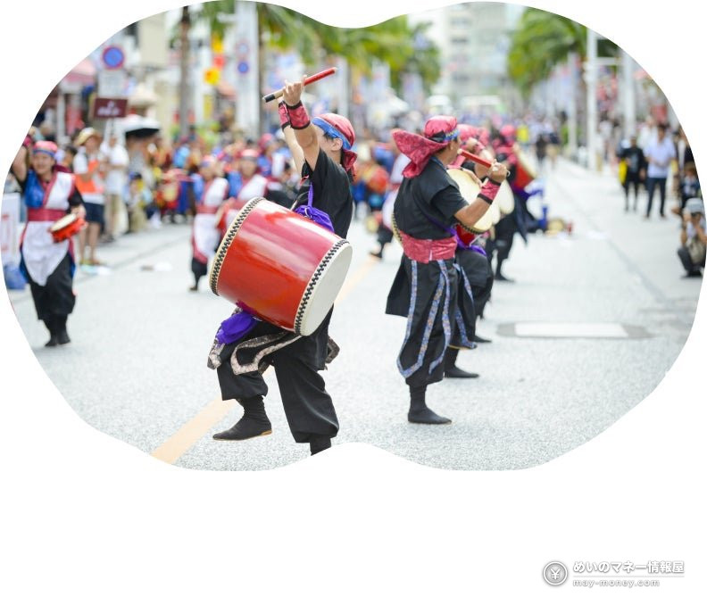 穿着统一服装、手持红色太鼓在街上跳エイサー的队伍
