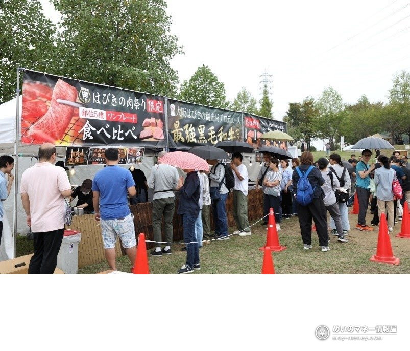 黒毛和牛の食べ比べを出す焼肉ブースに並ぶ人たち