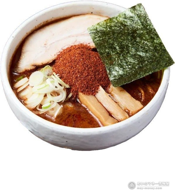 濃い色のスープに赤い粉と海苔、チャーシュー、メンマが載ったラーメン
