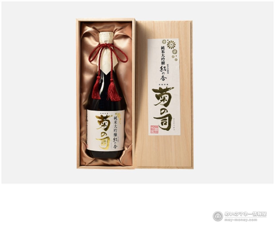 Bottle of Kiku no Tsukasa junmai daiginjo sake in a wooden box