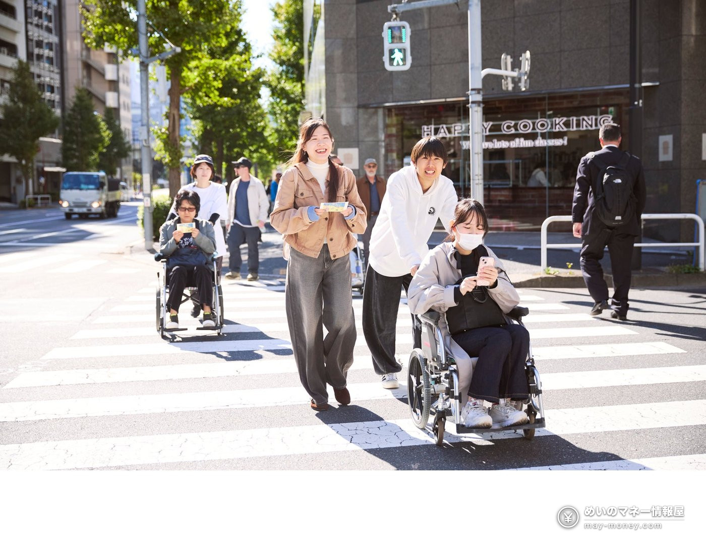 Nandakanda 14: A Free Street Festival on 350 Tatami Mats in Kanda (Nov 3) 7 A wheelchair user and young companions crossing a pedestrian crossing