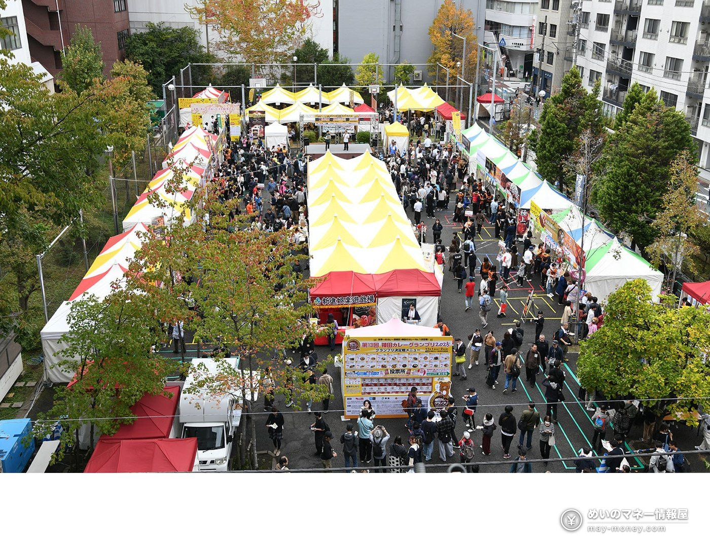 高い所から見た神田カレーグランプリの会場。テントが並び来場者でにぎわっている