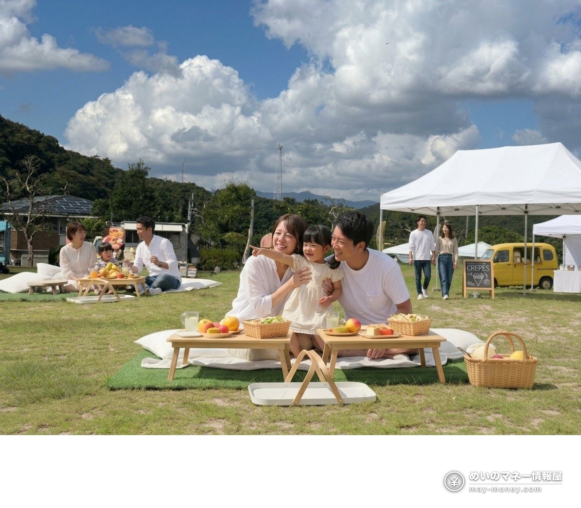 芝生で家族がピクニックを楽しむHASAMI PICNICの紹介イメージ