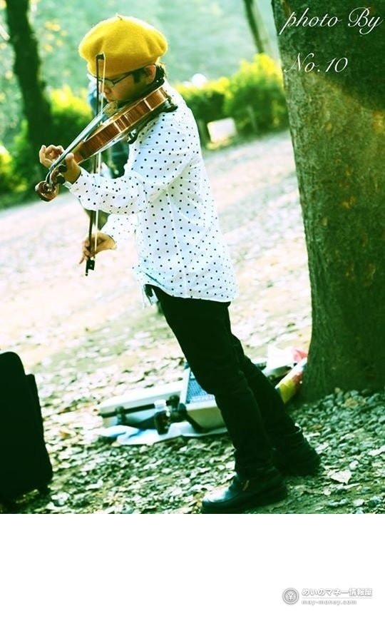 Inokashira Park Zoo Open Until 8 PM on 7–8 November: Evening Programmes, Hours and Food 6 Violinist in a yellow beret playing under a tree
