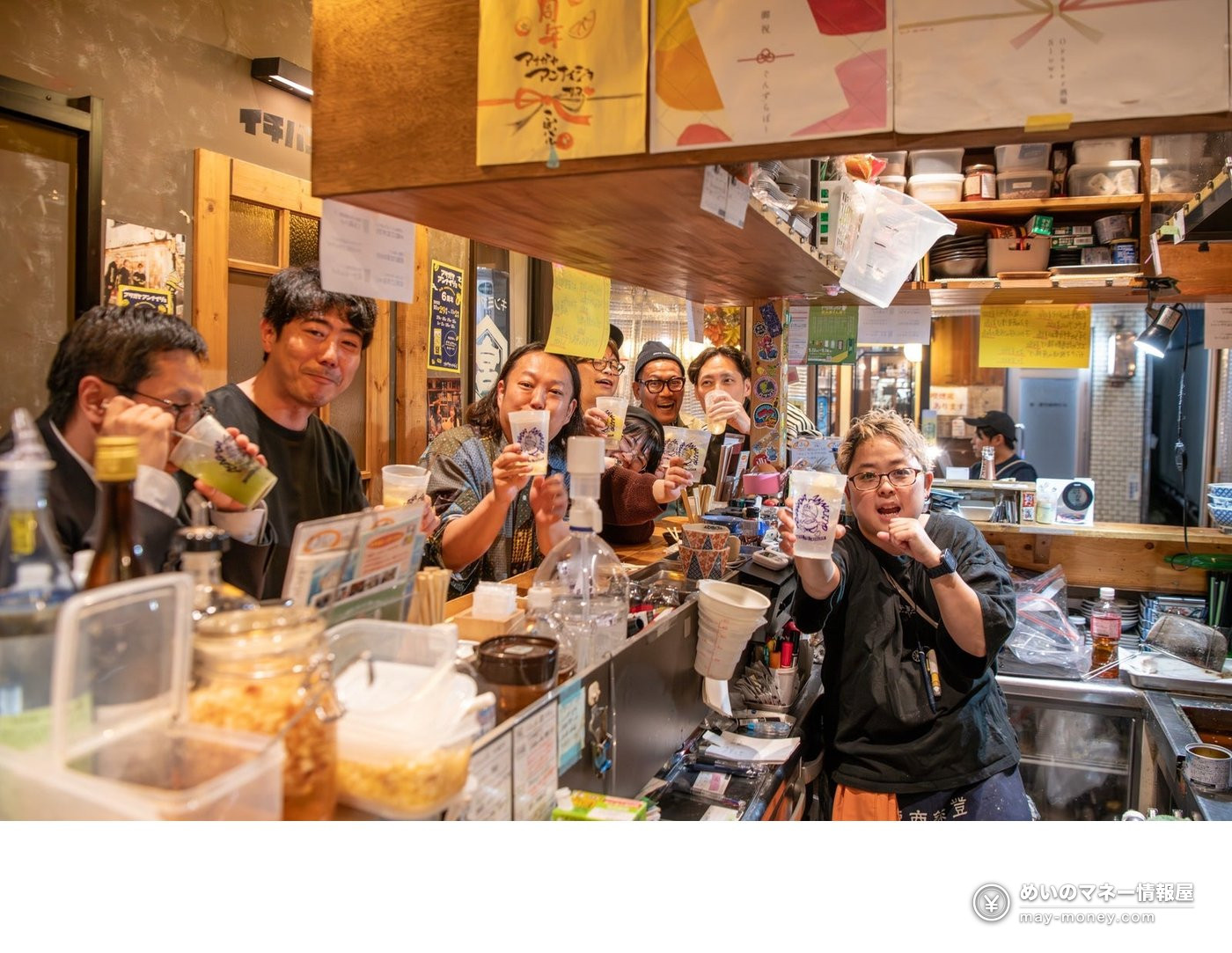 阿佐ヶ谷飲み屋さん祭り攻略|119家店凭「ちょい飲み券」续摊,11/10–11/13・最后一天限一人 1 居酒屋吧台前,客人和店员笑着举杯