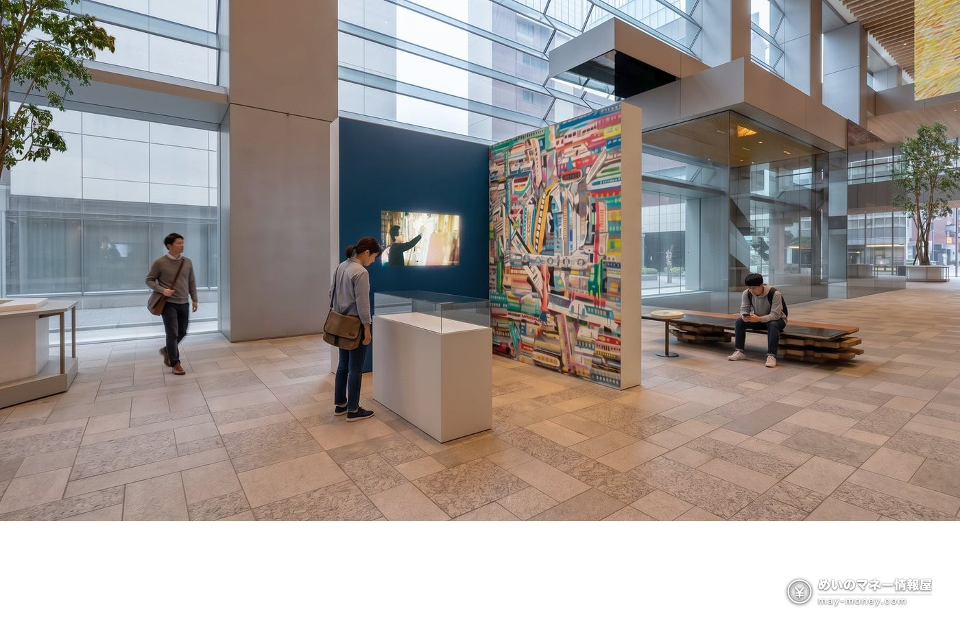 大厅里电车图案的大幅画作展板、展示柜和影像屏幕