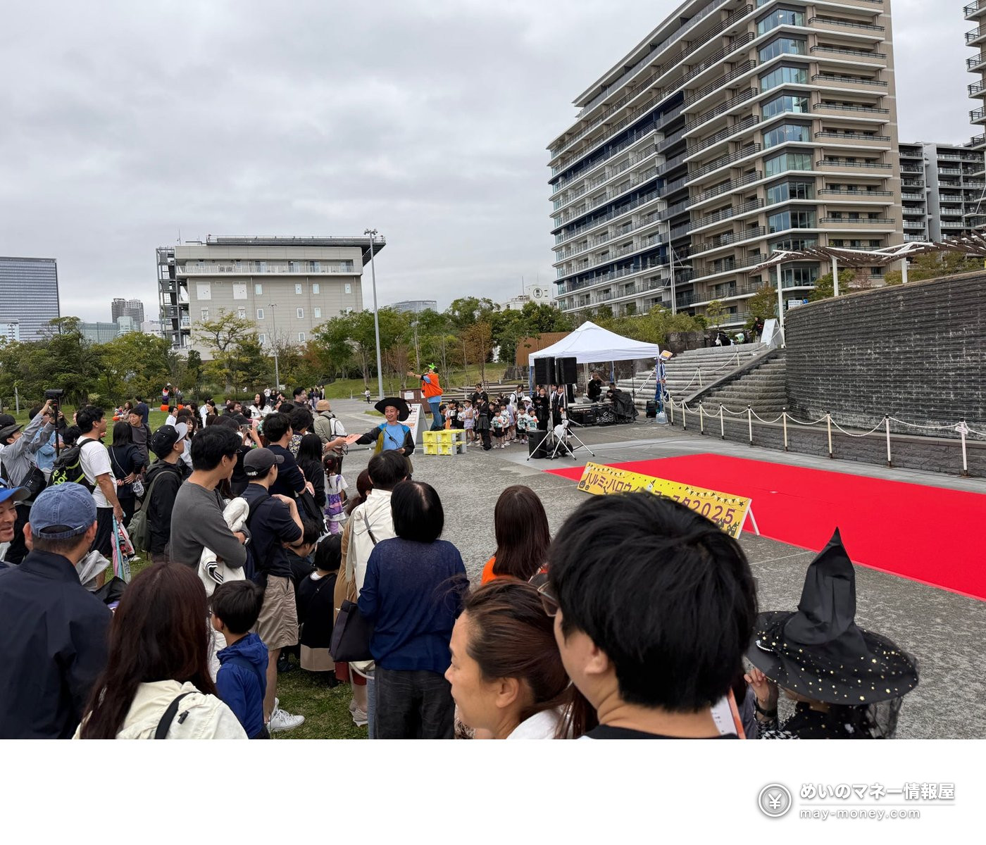 晴海ふ頭公園万圣节活动攻略|10/18免费入场・住民70摊跳蚤市场・解谜与集章全整理 6 红色舞台前聚集的观众,背后是高层公寓楼