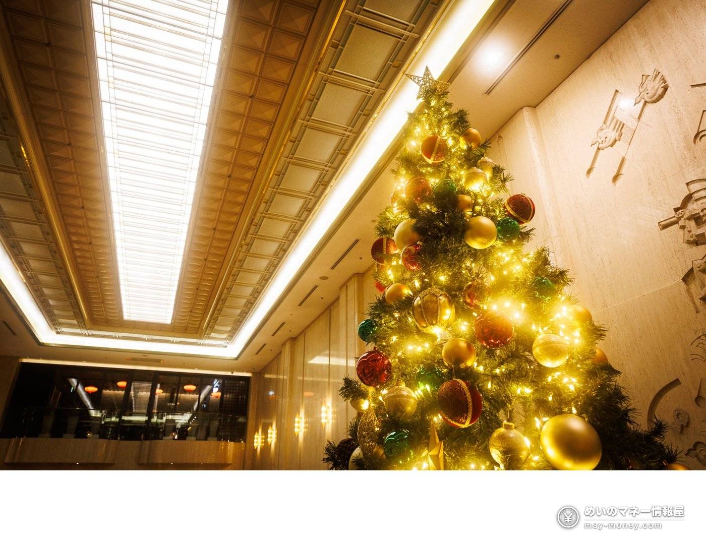 Christmas tree decorated with gold and red ornaments in the lobby of Hotel Metropolitan