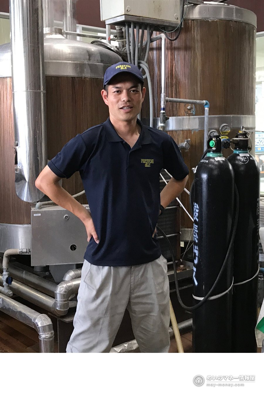 PRESTON ALEの表記と、醸造所の仕込みタンク前に立つ帽子姿の男性