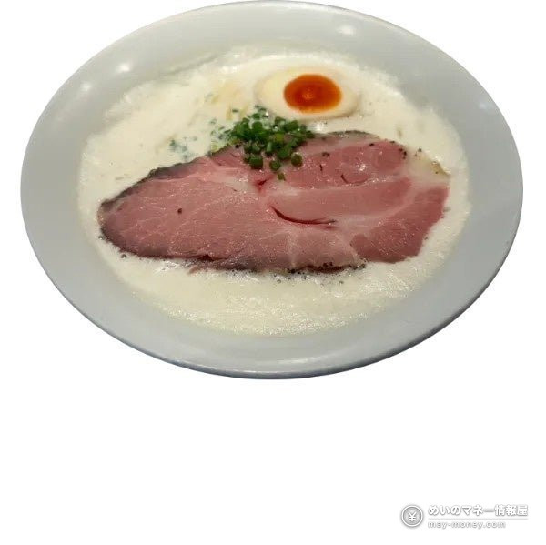 チャーシューと刻みネギ、メンマが載ったラーメン