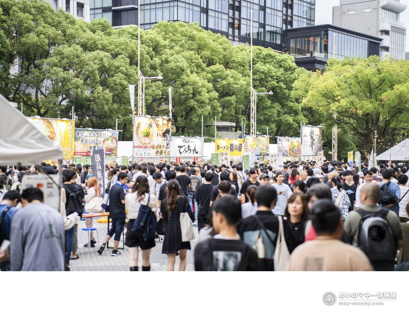 ラーメン店の看板が並び多くの来場者でにぎわう過去の会場
